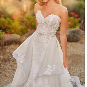 Elegant Strapless Lace Wedding Dress